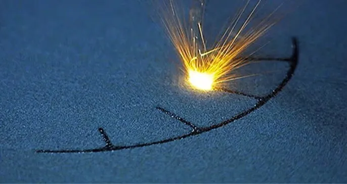 При технологии лазерного спекания порошка используется один или несколько лазеров для послойного расплавления порошкообразного металла до нужной формы (Источник: GE Additive)