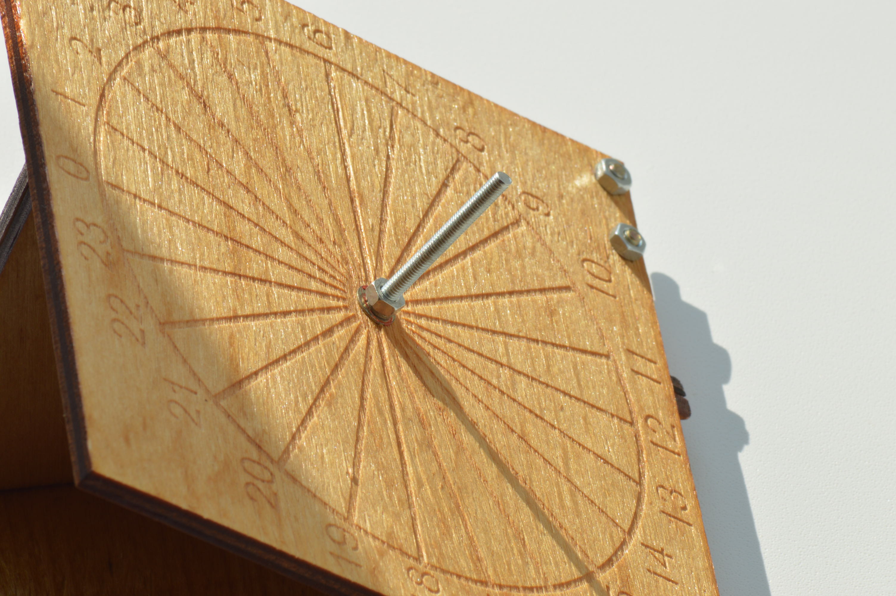Экваториальные солнечные часы. Фото автора.