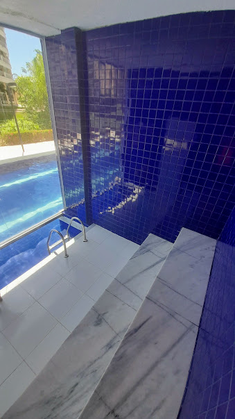Сауна из которой можно выплыть в открытый бассейн в том же жилом центре за 400 евро в месяц