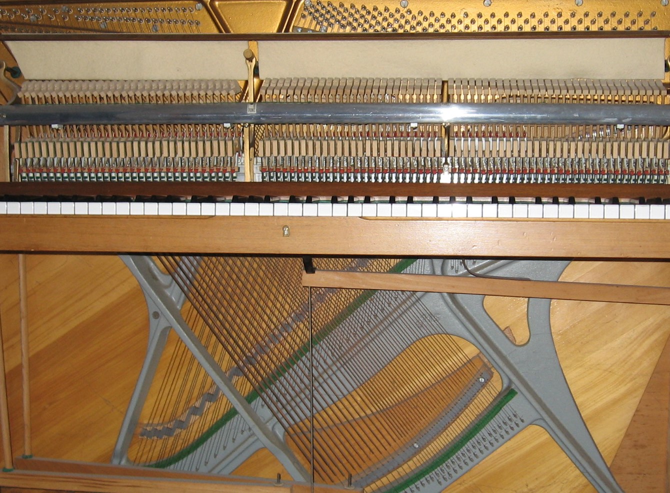 Расположение двух рам в пианино, на которых натянуты струны разных регистров