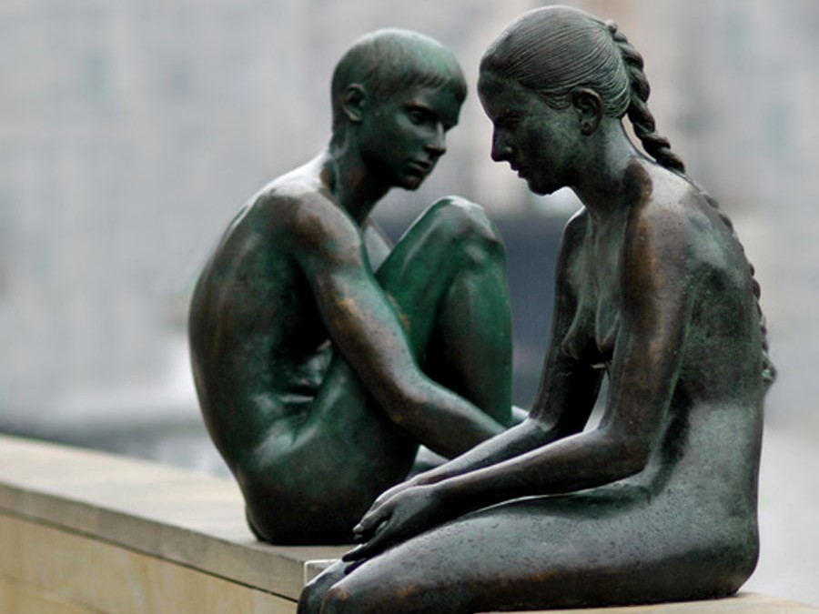 Фрагмент скульптуры Фрица Кремера на набережной Берлина