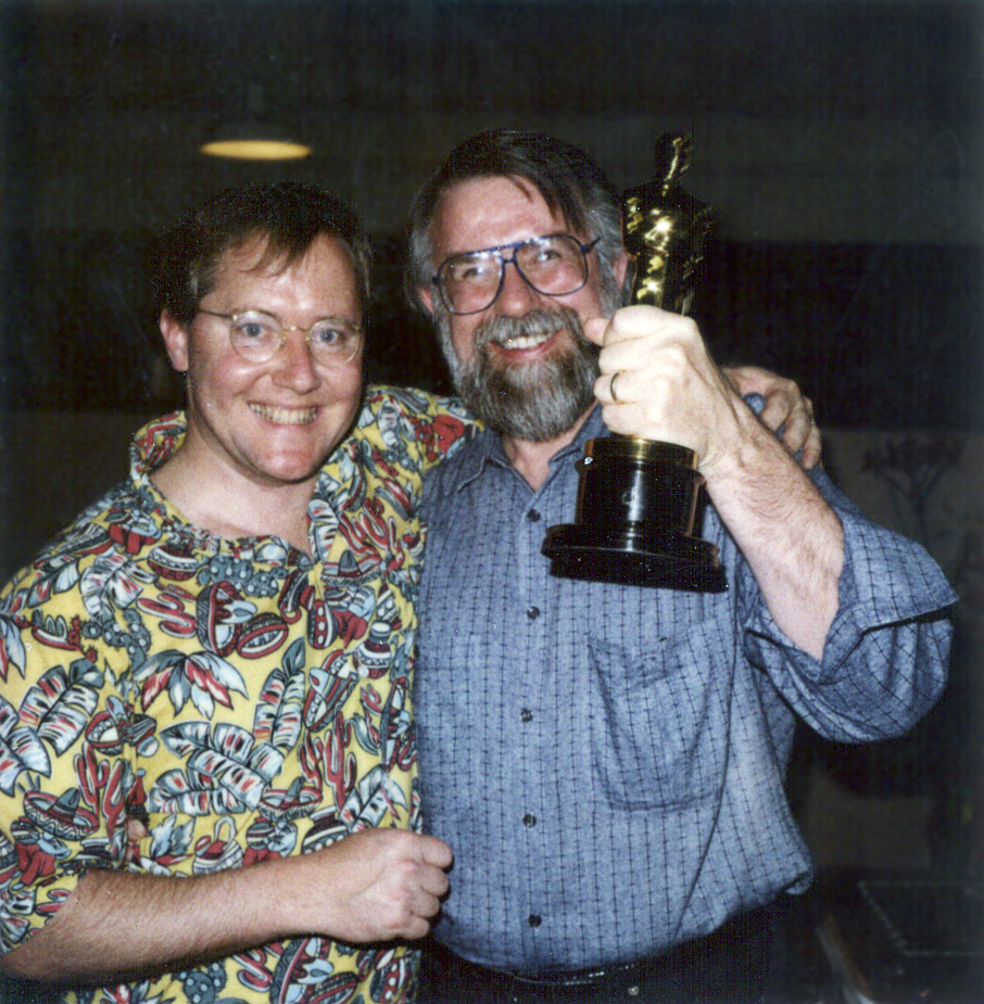 Джон Лассетер и Элви Рэй Смит с премией «Оскар»