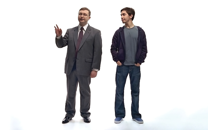 В роликах «Get a Mac», Джон Ходжман (слева) в строгом костюме представлял PC, а Джастин Лонг (справа) представлял Mac