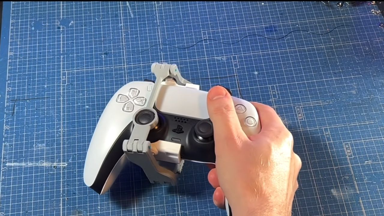 Финский изобретатель модифицировал контроллер DualSense для игры одной рукой