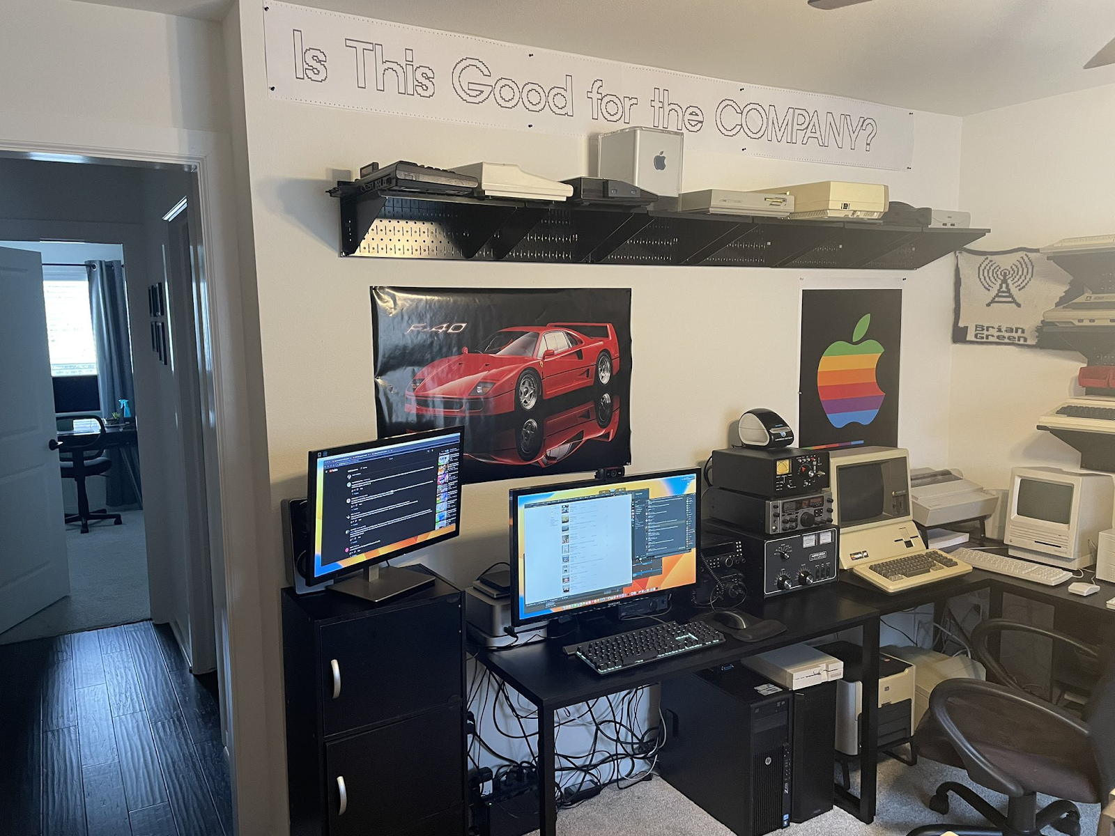 Радиолюбительская установка рядом с современным компьютером, постер Ferrari F40 и баннер, напечатанный на матричном принтере завершают дизайн «мужского логова» в компьютерной лаборатории  