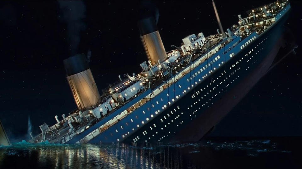 Кадр крушения Титаника из фильма.