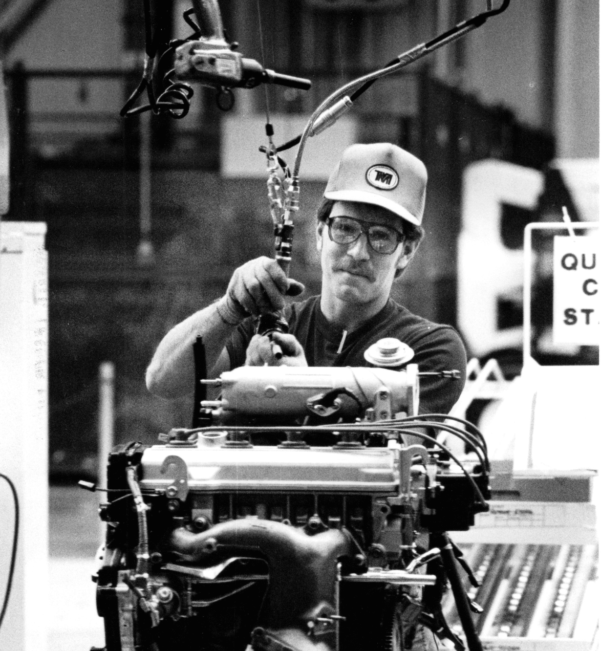 Рабочий Toyota при сборке двигателя, 1989 год