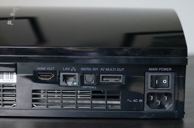 Обратная сторона PS3, слева выход на HDMI, справа старый выход на Multi A/V для аналогового видео.