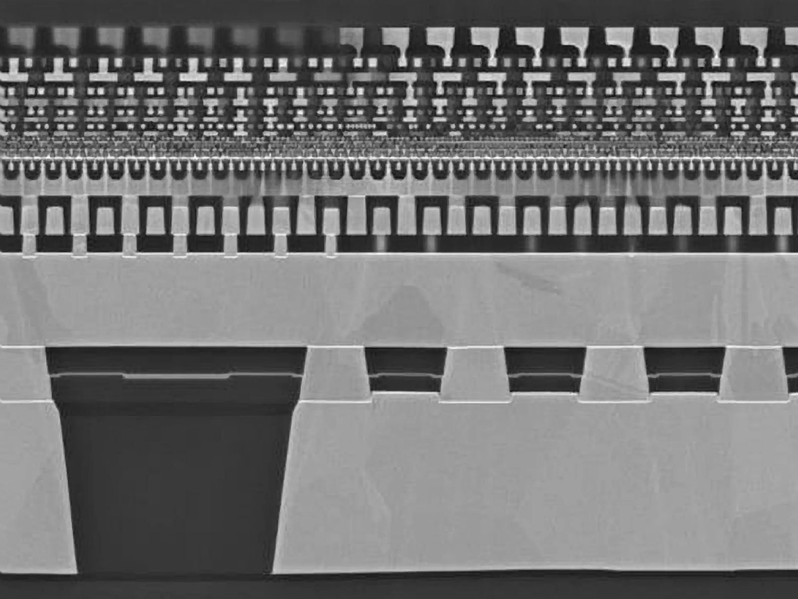 Демонстрационный чип Power Via компании Intel показывает, что в будущих чипах останется очень мало кремния. Тонкая кремниевая часть [центральная белая линия] содержит все транзисторы. Под ними расположены межсоединения, обеспечивающие питание, а над ними — межсоединения, передающие данные. Источник: INTEL