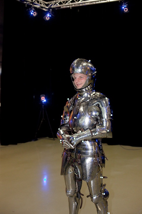 Рыцарь Даниэль расцвечен маркерами и готов к захвату движения. Видео с исследования https://artanim.ch/2012/03/motion-capture-of-a-knight-with-his-armor/
