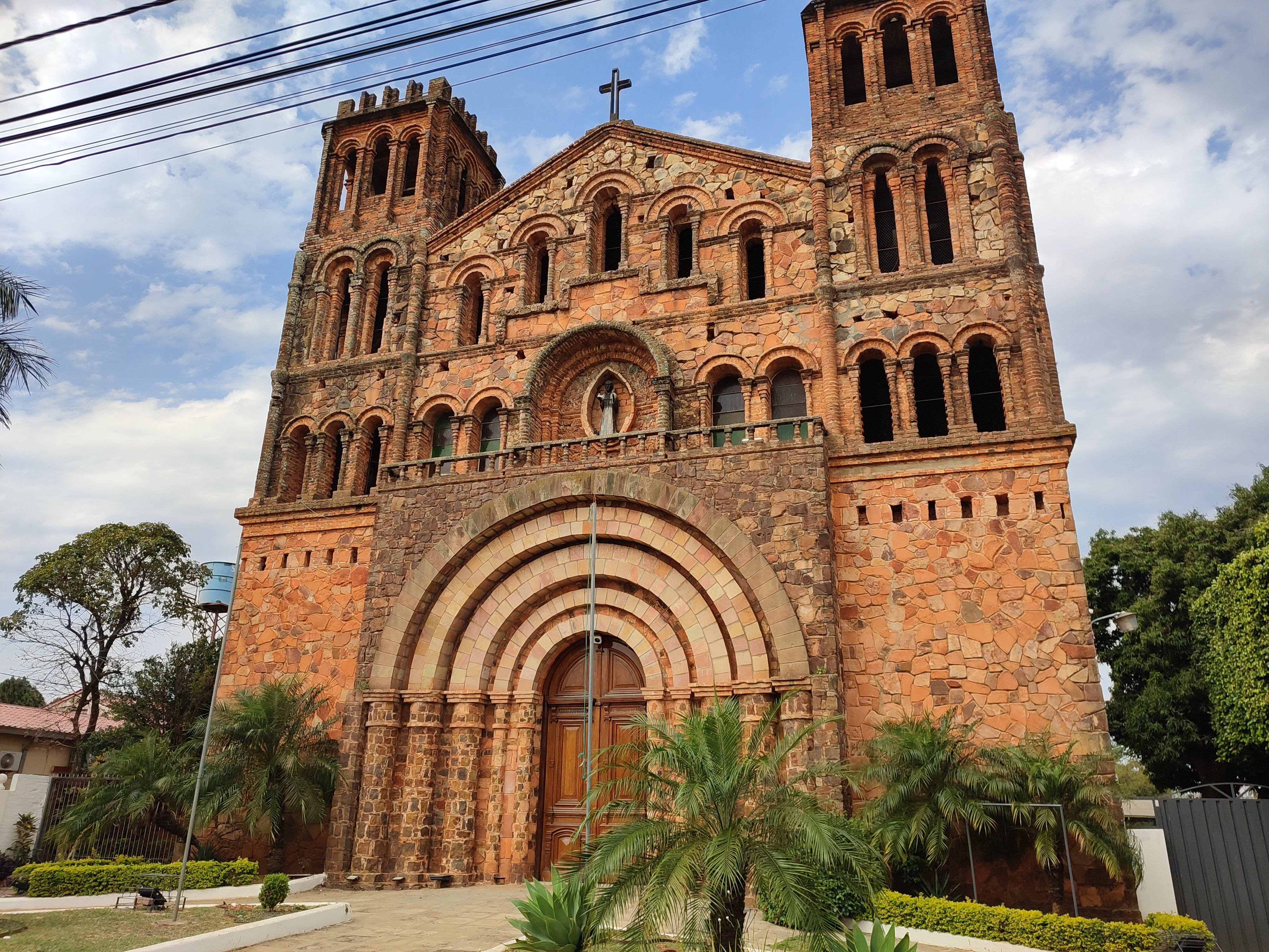 Церковь Nuestra Señora de la Asunción. Достроена в 1957. Считай, новострой. В городе есть церкви вдвое старше, но не такие внушительные
