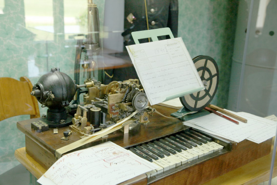 Настоятельно рекомендуем посетить музей "Дворцовая телеграфная станция", расположенный в здании бывшего оптического телеграфа -- в Петродворце, парк Александрия