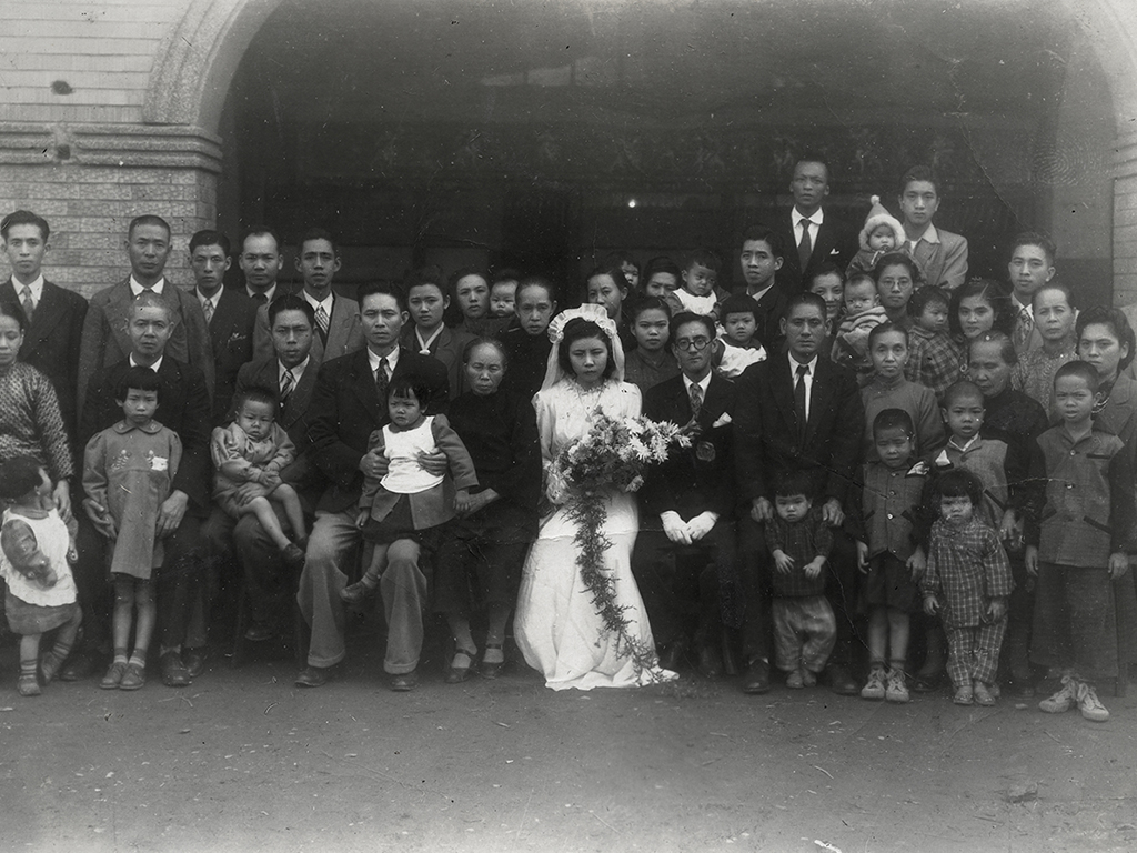 Свадьба третьей сестры основателя компании Formosa Plastic Corporation, 1948 год. Многие люди с этого фото через 15-20 лет станут топ-менеджерами одной из крупнейших тайваньских корпораций Источник