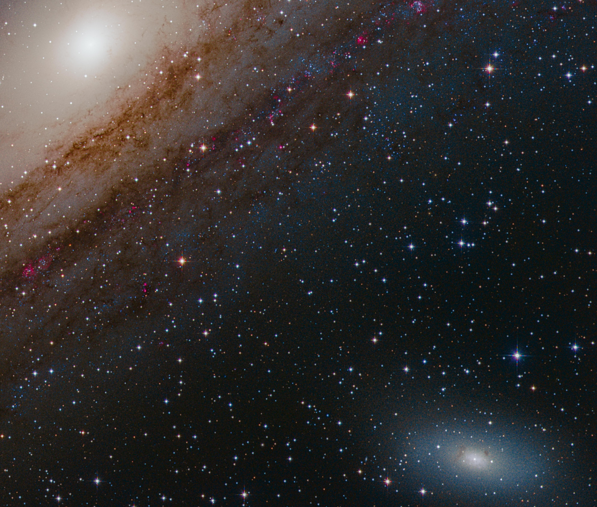 Фрагмент Галактики Андромеды и один из её спутников — карликовая галактика M32. Автор фотоснимка 秦建  
