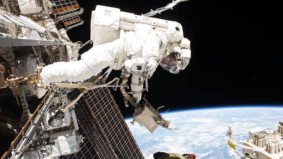 НАСА заявило, что риск попадания обломков спутника в астронавтов минимален, но всё же отменило выход в открытый космос