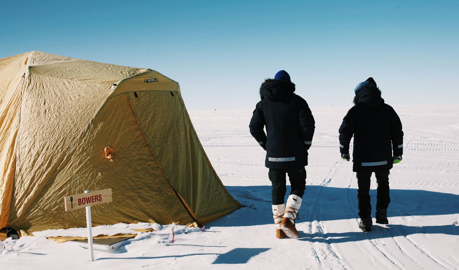 Лагерь на Южном полюсе со станцией Амундсен-Скотт на заднем плане.