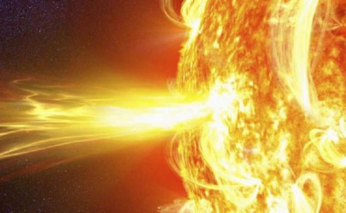 Вспышки на Солнце, при которых происходит выброс материи из нашей родительской звезды в Солнечную систему, — это относительно типичное событие. Однако вспышка большой магнитуды, богатая протонами, действительно может вызвать резкое увеличение концентрации вещества, что и произошло с углеродом-14 и другими его изотопами в прошлом, и в процессе нанести большой ущерб инфраструктуре планеты Земля