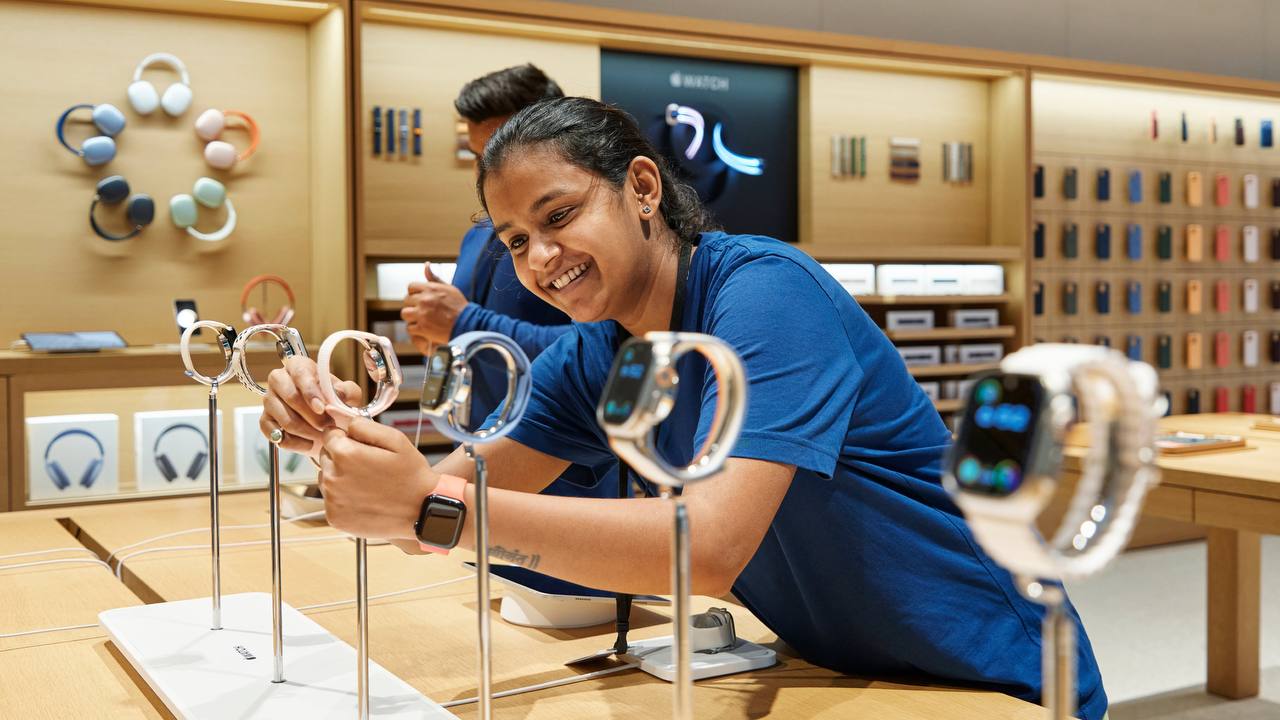 А вот так в мумбайском Apple BKC готовили к старту продаж абсолютно никому ненужные новые Apple Watch