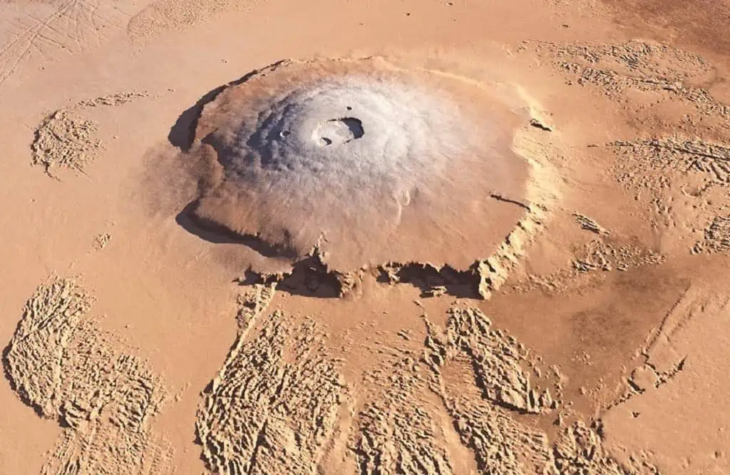 Монс Олимп расположен на северо-западной окраине региона Тарсис, примерно в 1200 км от трех других крупных марсианских щитовых вулканов, называемых в совокупности Монсами Тарсиса (монс Арсия, монс Павонис и монс Аскрей). Credit: NASA.