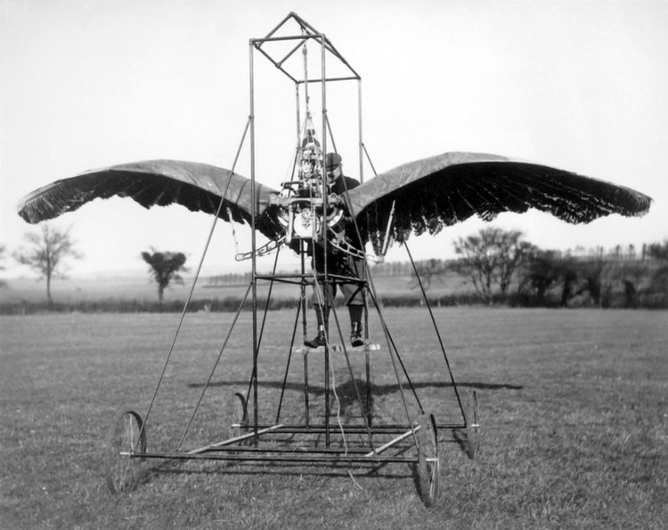 Орнитоптер Эдварда Фроста, оснащенный двигателем внутреннего сгорания (1902 год). Фрост постепенно оптимизировал эту конструкцию, сократив количество крыльев с трех пар до одной; тем не менее, сложно сказать, осуществил ли он контролируемый полет, либо у него получились лишь длинные прыжки.