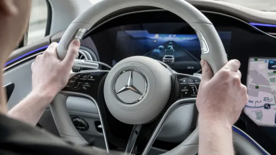 В качестве новой функции автономного вождения Mercedes демонстрирует, как автомобиль может совершить обгон без участия водителя © Mercedes-Benz AG