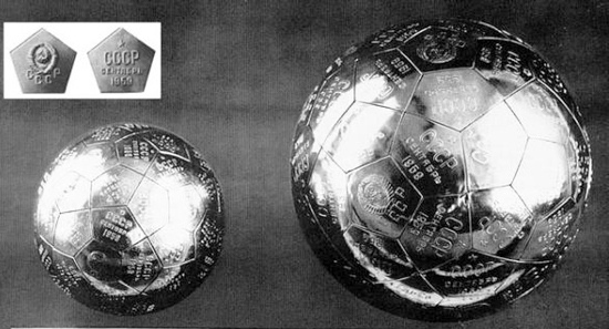 Шары с лунными вымпелами, наполненные взрывчаткой: после контакта с поверхностью Луны они сдетонировал и разбросали по Морю Дождей пятиугольные стальные пластины с символикой СССР