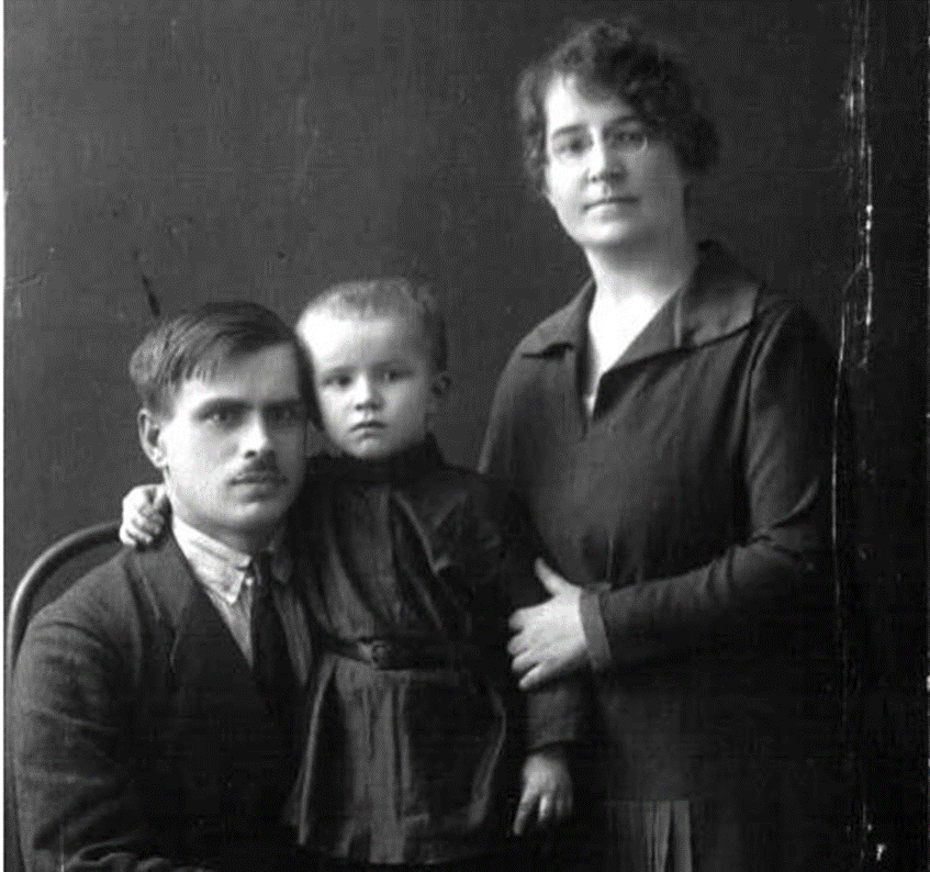 Виктор с родителями. Фото взято с glushkov.su