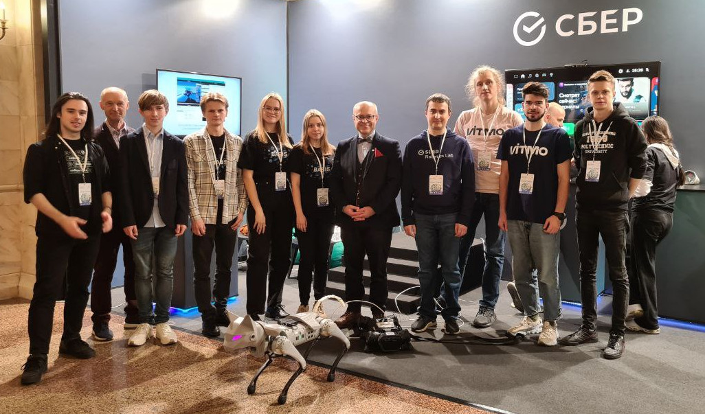 В рамках фестиваля «Наука 0+» молодые учёные из МИСИС, Хорошколы при поддержке Лаборатории робототехники Сбера представили совместный проект ― «Робот-кот».