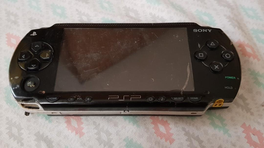 Старая потертая PSP Fat с оторванным стиком