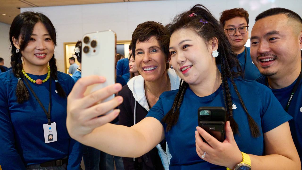 Старт продаж в Пекинском Apple Sanlitun посетила старший вице-президент по персоналу и розничной торговле Дейрдра О'Брайан