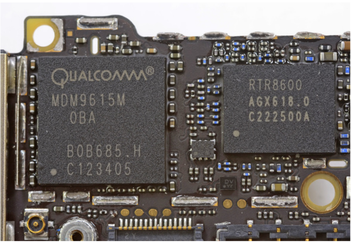 Модем Qualcomm MDM9615 и радиочастотный трансивер Qualcomm RTR8600 на плате Apple iPhone 5 (источник ifixit.com)