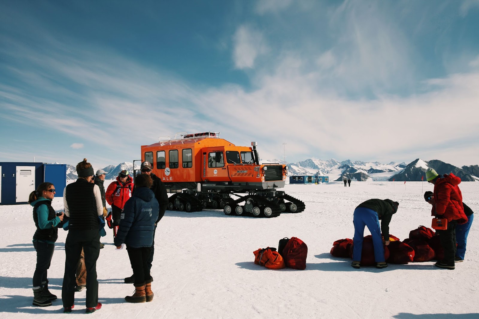 Прибытие туристов в лагерь “Юнион”, Антарктида.