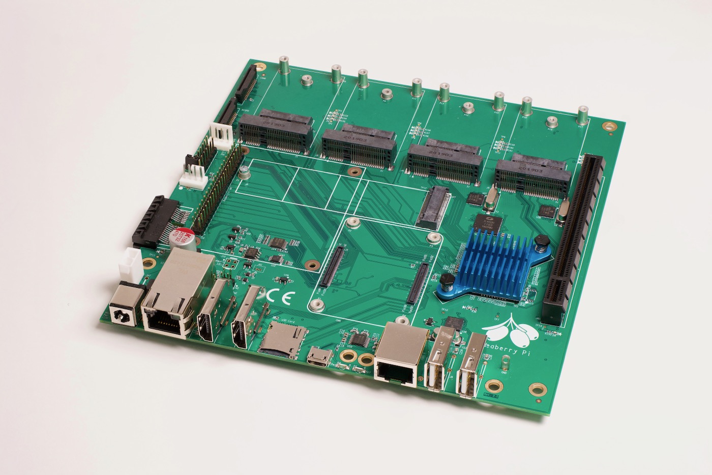 Для Raspberry Pi разработали материнскую плату с 11 слотами PCIe