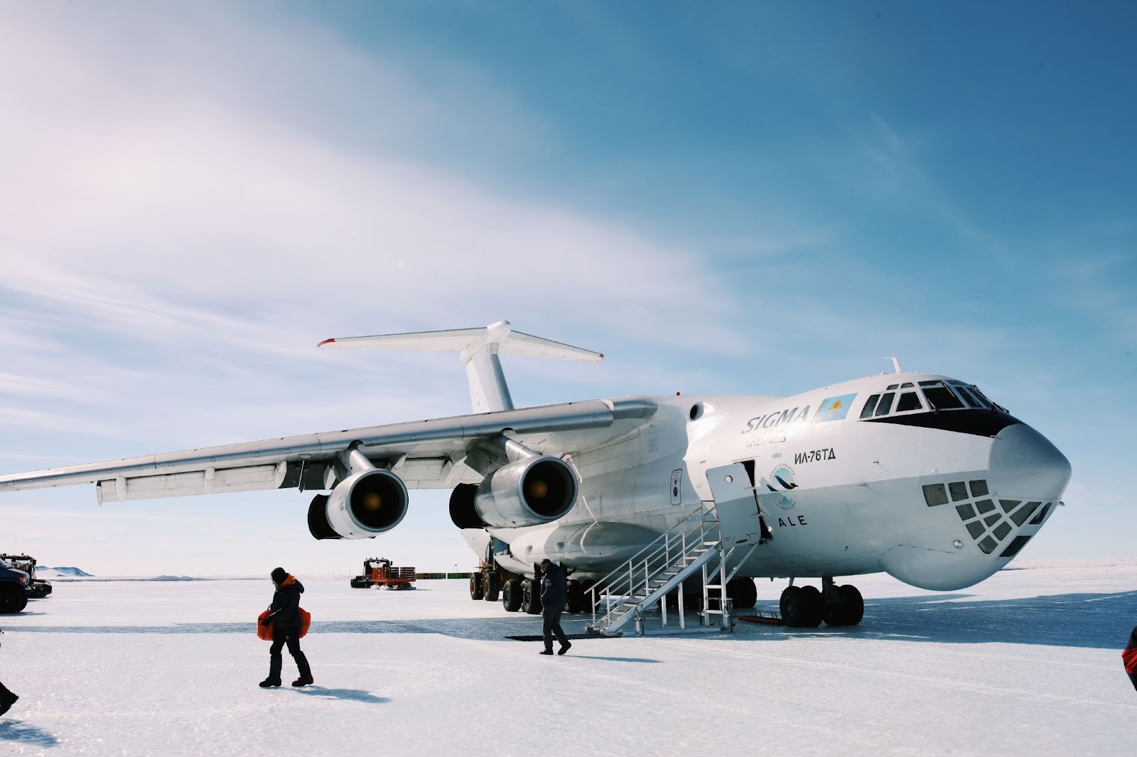 Большинство пассажирских и грузовых самолетов, летающих в Антарктиду - это переоборудованные ИЛ-76.