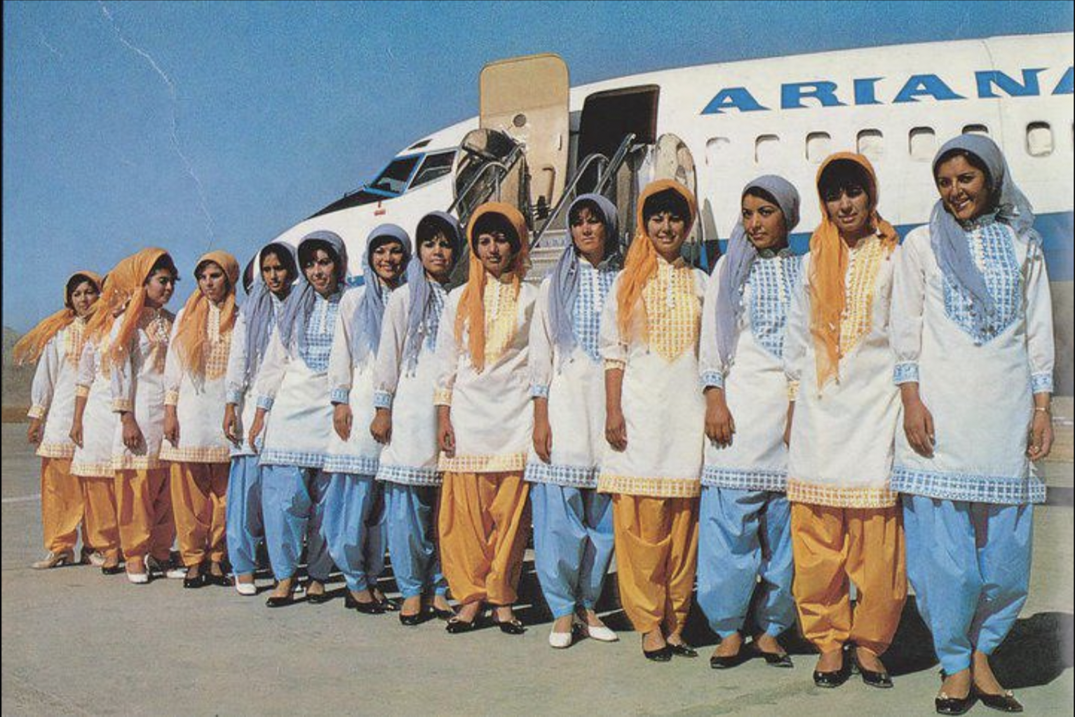 На фотографии красуются бортпроводницы компании Ariana Afganistan Airlines. 
Кабул начало 70-х