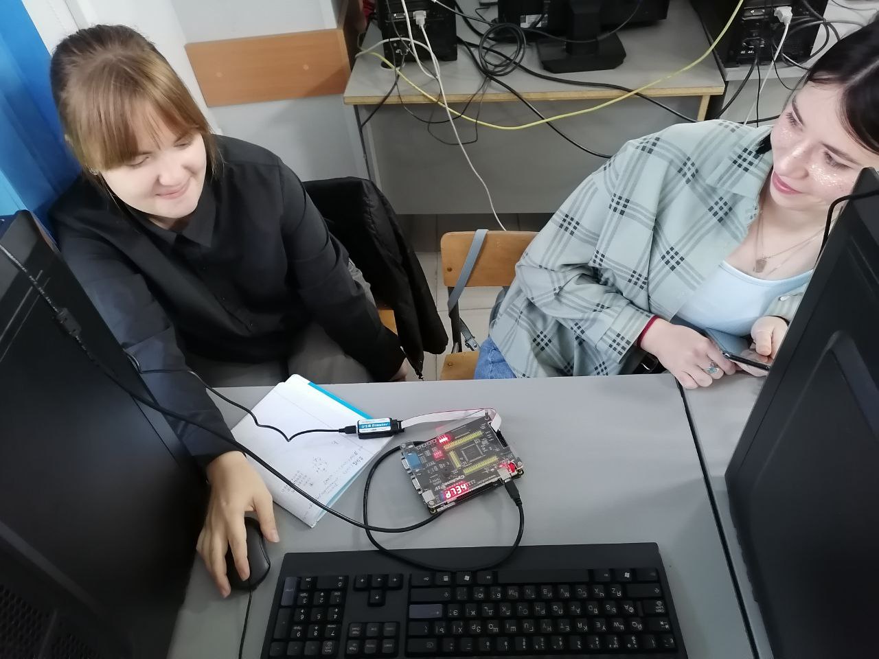Девушки в АлтГУ вывели на динамический семисегментный индикатор FPGA платы слово hELP