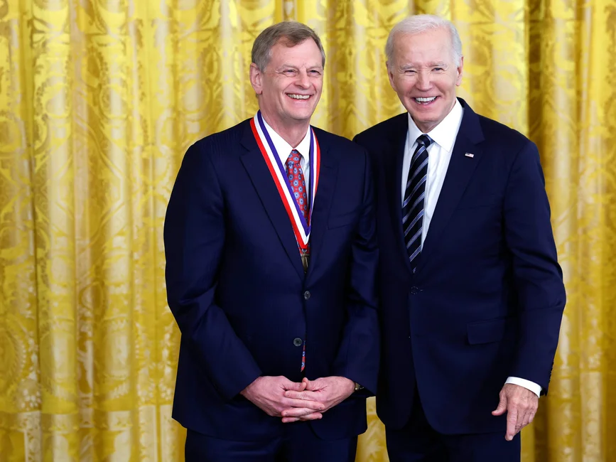 Президент США Джо Байден вручает Джону Чоффи Национальную медаль США в области технологий и инноваций, октябрь 2023 года
