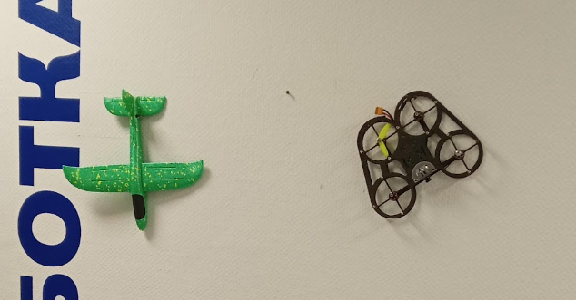 Некоторые охотники вешают свои трофеи на стену. Здесь, видимо, действует такая же практика для побежденных в дрон-рейсинге БПЛА.