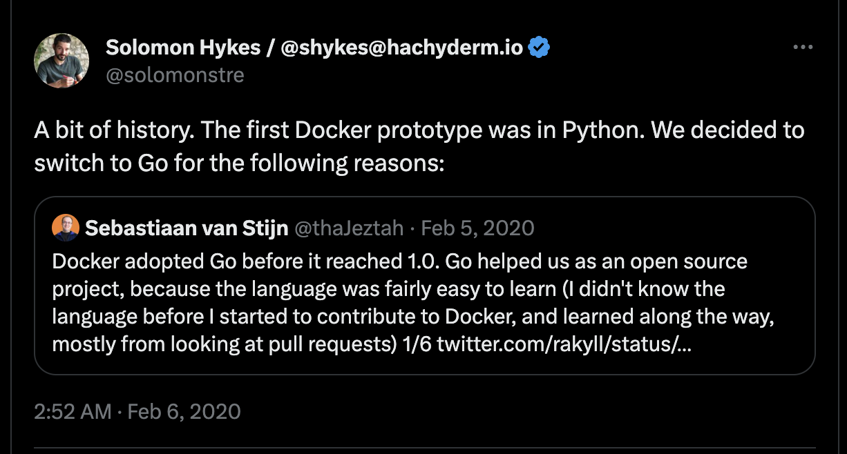 Твит Соломона Хайкса, перевод: «Немного истории. Первый прототип Docker был написан на Python. Мы решили перейти на Go по следующим причинам...»