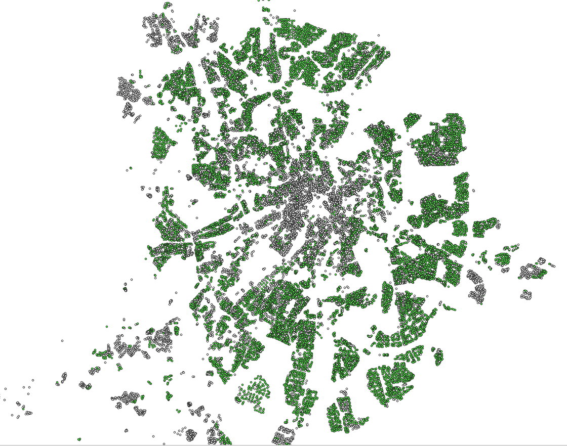 Зеленые точки - building:flats - указан в OSM, серые - апроксимация значений. Видно что точность будет выше не в центре города и не за МКАД (хотя район Митино хорошее исключение).