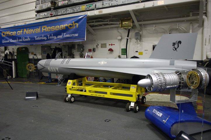 Ракета с "экстремальным" ТРД - RATTLRS в одной из лабораторий Skunk Works
Двигатель справа - YJ102R (HiSted)