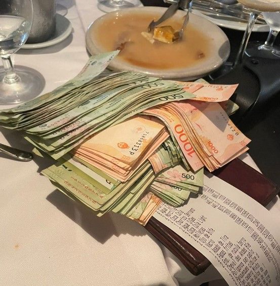 Типичная Аргентина: чтобы расплатиться за ужин в ресторане, нужно оставить на столе неироничную КОТЛЕТУ денег