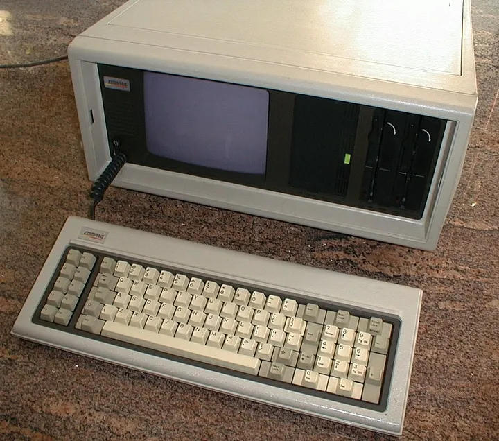 Одним из первых компьютеров, совместимых с IBM PC, стал Compaq Portable