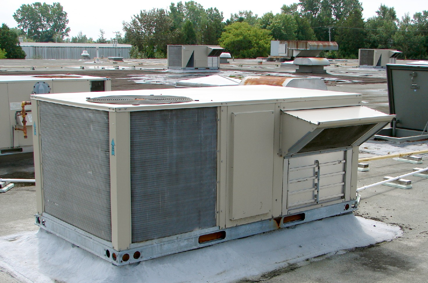 Традиционный крышный блок HVAC (источник: Википедия)
