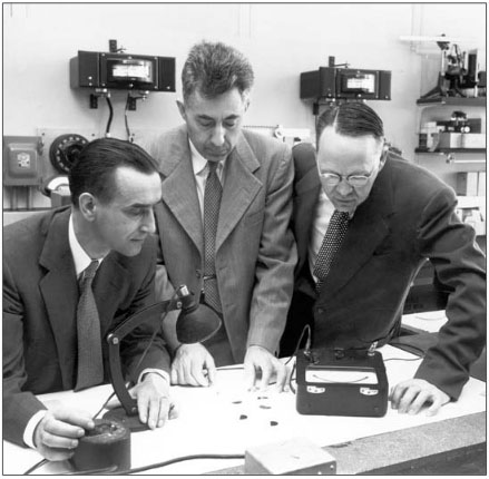 Кэлвин Саутер Фуллер, Дэрил Чапин и Джеральд Пирсон исследуют фотогальванический эффект. В 1957 году они получили на него патент