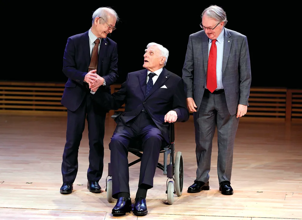 Слева направо: лауреаты Нобелевской премии по химии 2019 года Акира Йошино, Джон Гуденаф и Стэнли Уиттингем. В свои 97 лет Гуденаф стал самым пожилым лауреатом в истории Нобелевских премий.