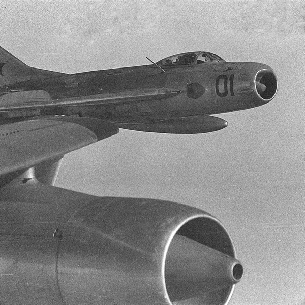 Пилот Джонни Дрост сделал эту фотографию, на которой советский МиГ приближается к B-47 во время «холодной войны». (Предоставлено: Роберт С. Хопкинс III)