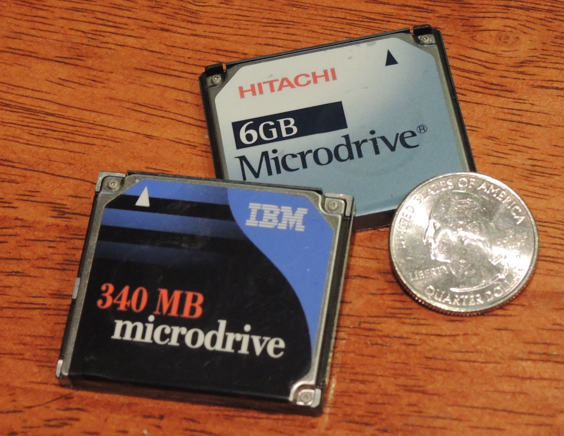 Жесткие диски Microdrive от IBM и Hitachi, источник Wikipedia
