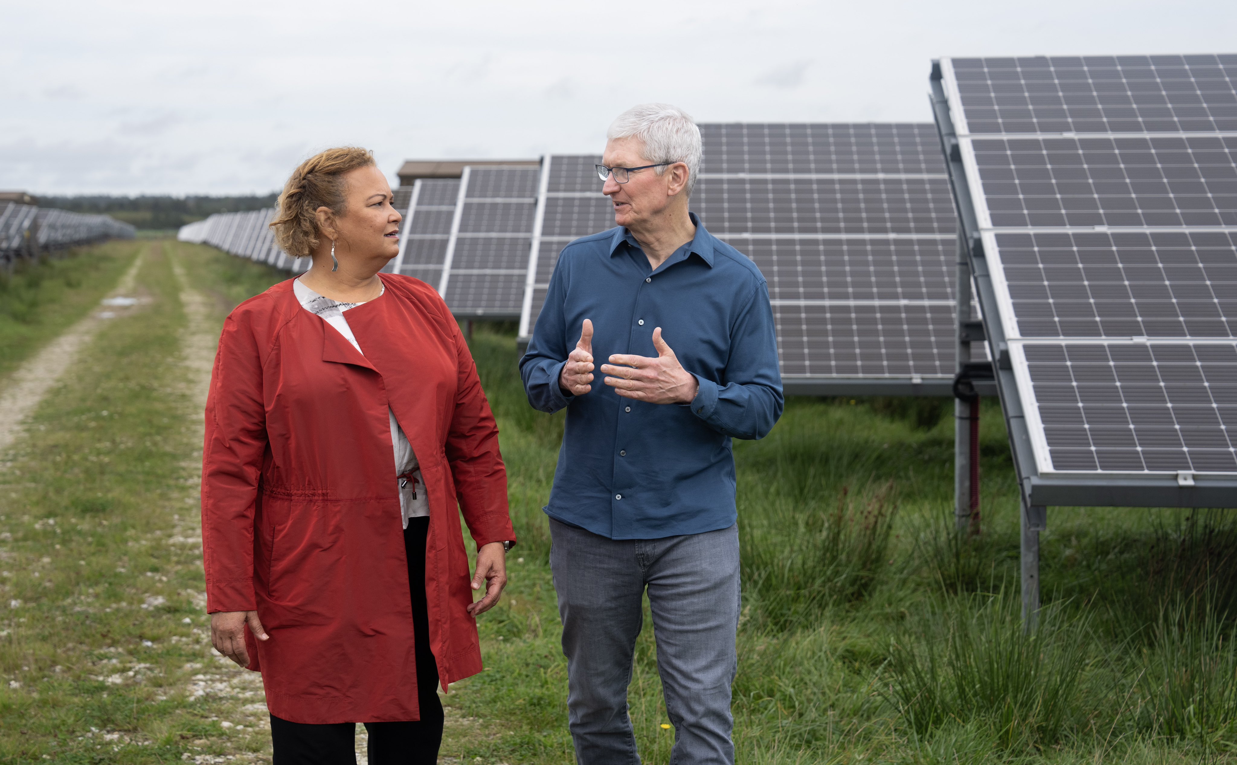 Тим Кук и Лиза Джексон: «Благодаря инвестициям в проекты по возобновляемым источникам энергии, такие как солнечная ферма в Тистеде, Дания, с 2018 года Apple полностью использует возобновляемую энергию. К 2030 году мы планируем сделать все наши продукты углеродно-нейтральными.»