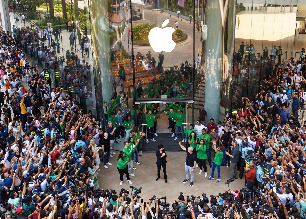 «Энергия, творчество и страсть в Мумбаи невероятны! Мы очень рады открыть Apple BKC — наш первый магазин в Индии.», – Тим Кук 